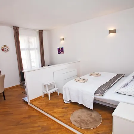 Sunny In Center Apartment