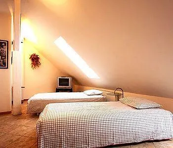V Tunich Hostel