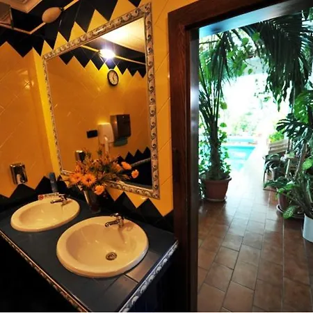 White House 3*
