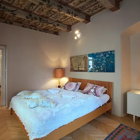 Apartment Vlasska House At The 3 Swallows Prague