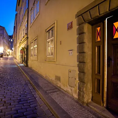 Apartment Vlasska House At The 3 Swallows Prague