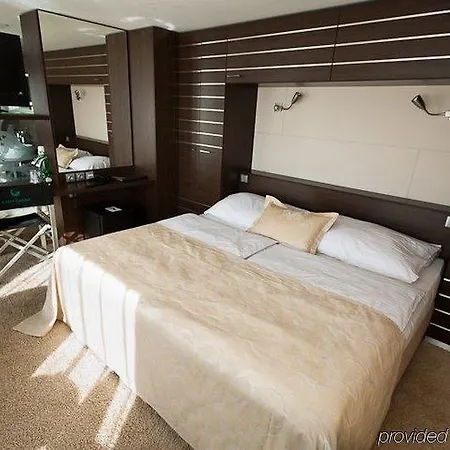 Rohan Boat 3*