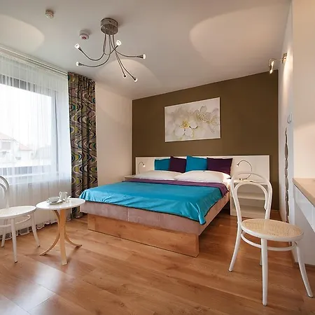 A. V. Aparthotel 2*
