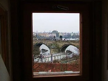 Oda ve Kahvaltı Charles Bridge