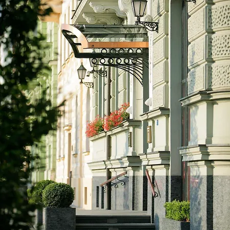 Mamaison Riverside Szálloda 5*