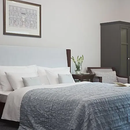Almandine 4* Prague
