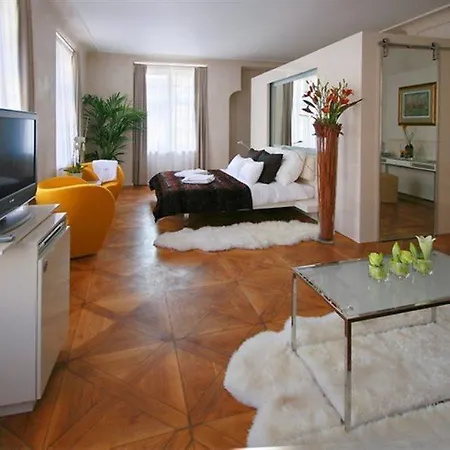 Otel Three Storks 5*