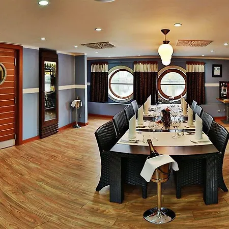 Rohan Boat Praga