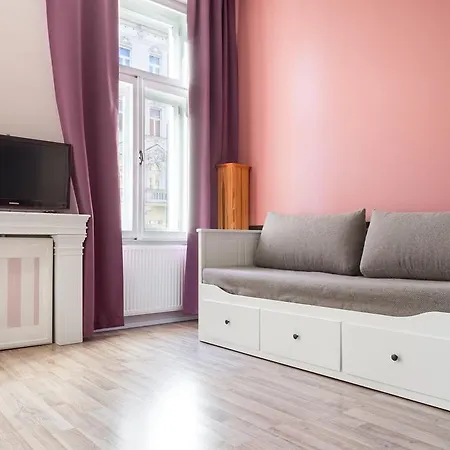 Royal Court Legerova 3*
