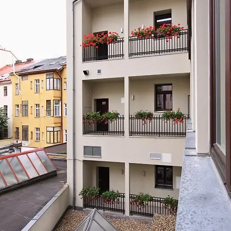 Pure White Prag