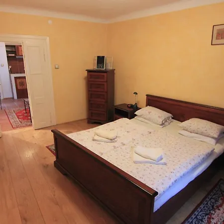 Apartment Vlasska House At The 3 Swallows Prague