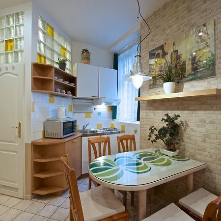 Alice House Aparthotel 3*