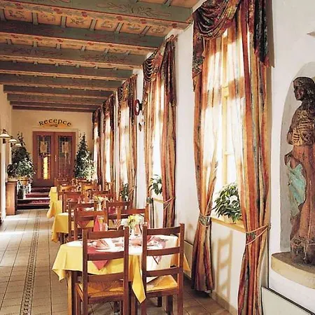 Hotel Selsky Dvur - Bohemian Village Courtyard