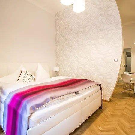 Bourgeois In Cultural Heritage Building By Ruterra Apartment *