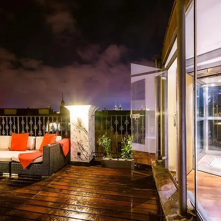 Triplex Kings In Old Town Apartment