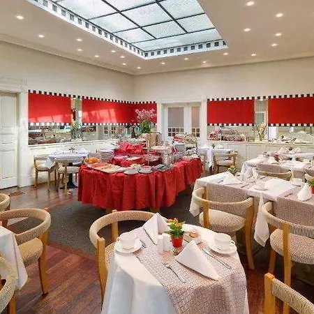 Mamaison Riverside Отель Прага