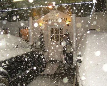 White House 3*