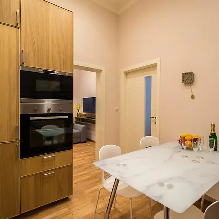 Bourgeois In Cultural Heritage Building By Ruterra Apartment Prague