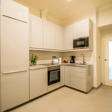 Bourgeois In Cultural Heritage Building By Ruterra Apartment
