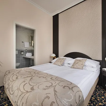 Ea Royal Esprit Hotell