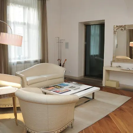 Royal Road Apartment *