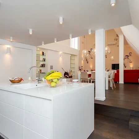 Avenue Apartment *