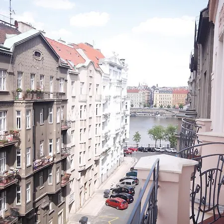 Apartment Zborovska 6 *