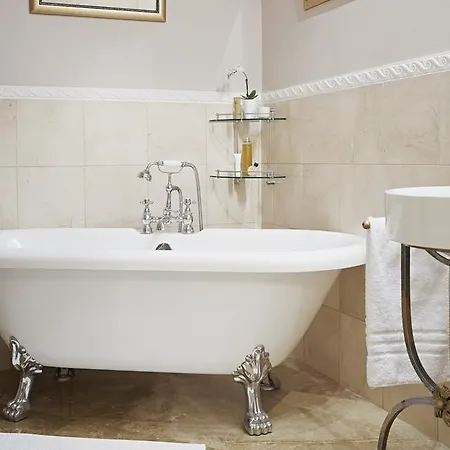 Almandine 4* Prague