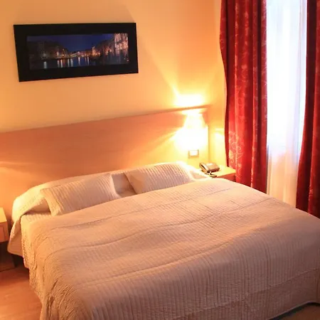 Hotel Lounge 3*