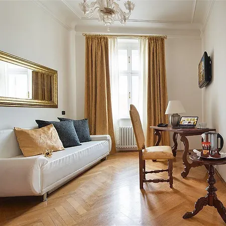 Charles Bridge Palace פראג