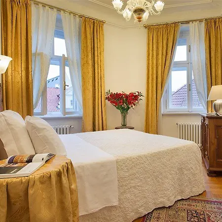 Charles Bridge Palace מלון