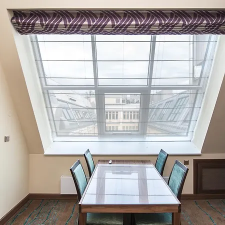 Merchants Crown Suites And Spa Hotel