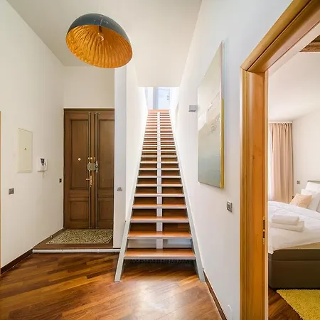 Triplex Kings In Old Town Apartment