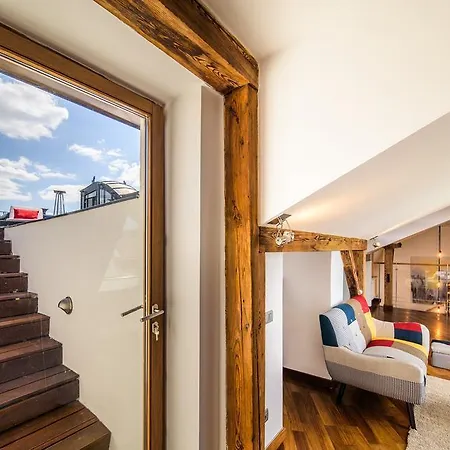 Triplex Kings In Old Town Apartment