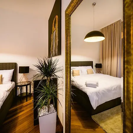 Triplex Kings In Old Town * Prague
