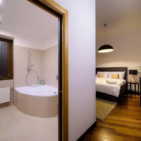 Triplex Kings In Old Town Apartment *