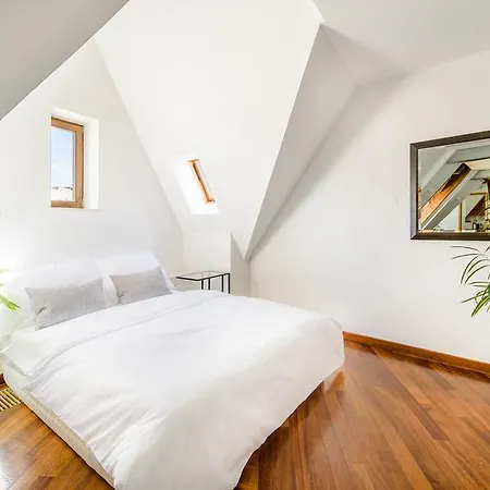 Triplex Kings In Old Town Prague