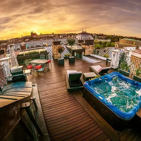 Triplex Kings In Old Town Prague