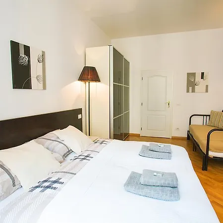 Sunny In Center Apartment