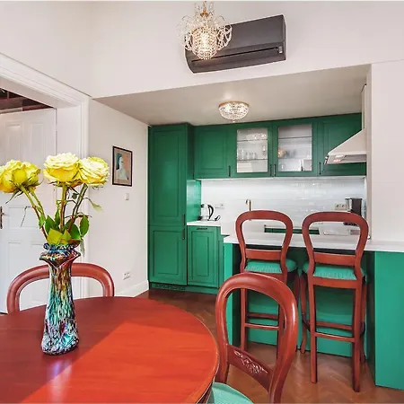 Apartment Manesova No.5 *
