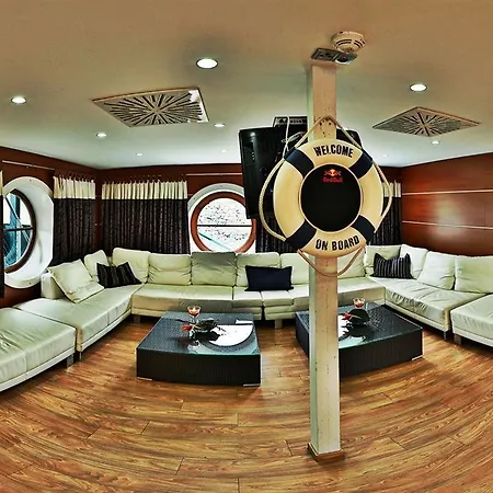 Rohan Boat Hotel en barco Praga