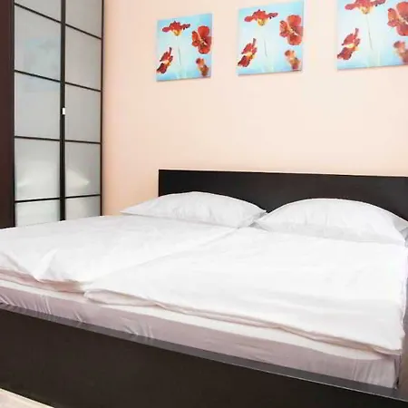 Royal Court Legerova 3*