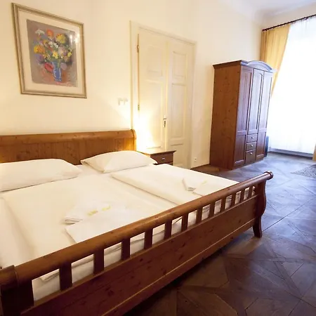 U Zlateho Jelena Hotel