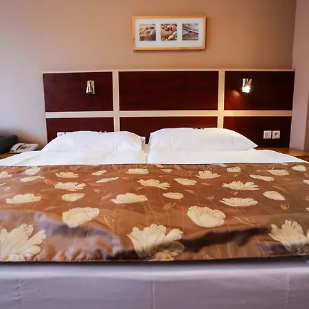 Hotel Ea Julis 4*