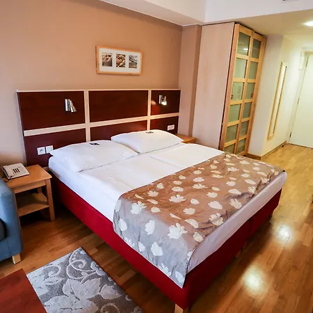 Hotel Ea Julis 4*