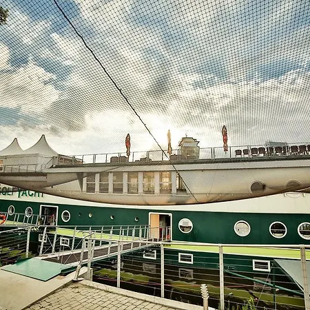 Rohan Boat Hotel en barco