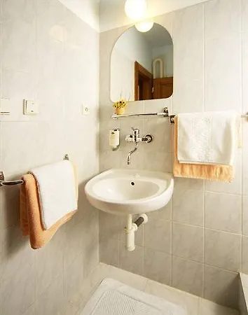 Henrietta 3* Prague