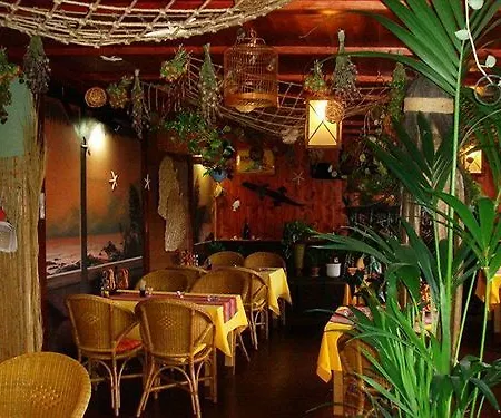 Henrietta Hotel 3*