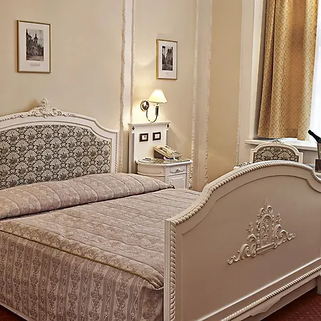 Szálloda Ambassador Zlata Husa 5*
