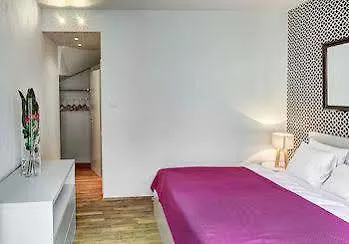 4 Arts By Adrez Apartment
